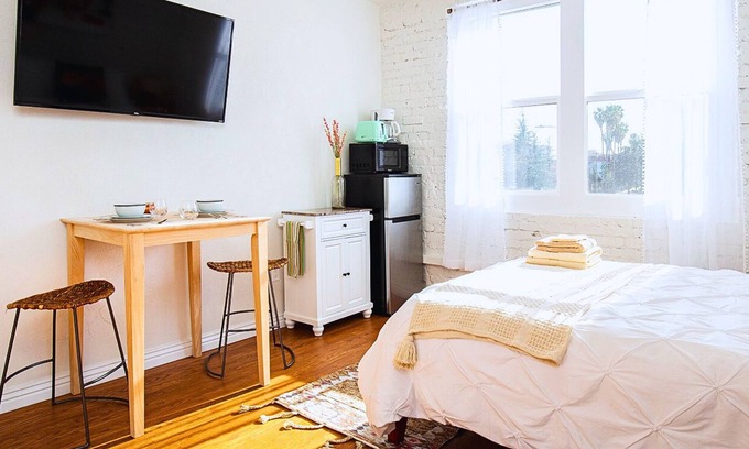 Westlake Apartment | Comfy Sunlit Queen Studio! Pet friendly! Near DTLA