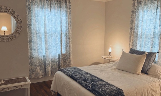 Newton Cottage | Comfy vintage cottage in beautiful small town-7mins from everything.