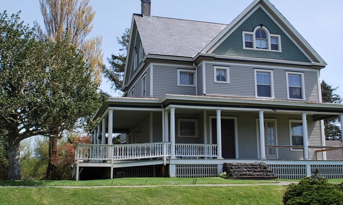 Hammond House | Commanders Quarters Historic Home in Hammond – Sleeps 18
