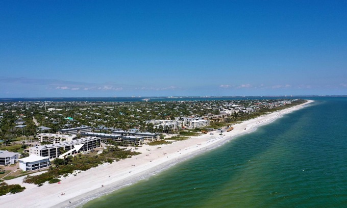 Sanibel Condo | Compass Point #133 is a 2/2 + a Den Vacation Rental on Sanibel Island