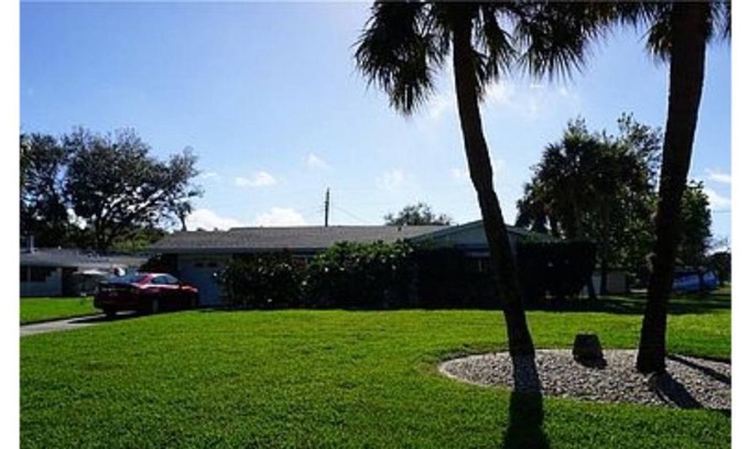 Bayshore Gardens House | Complete remodeled 2000 sqf under AC home with out door heated jacuzzi .