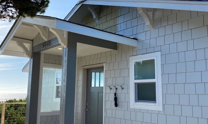 Florence House | Completely remodeled, overlooking Heceta Beach, see and hear the surf.