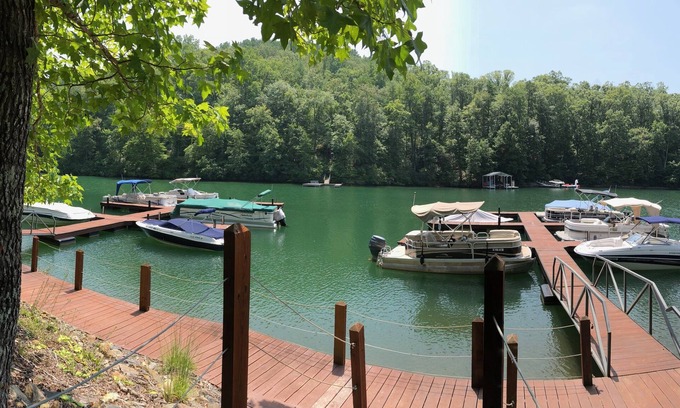 Sunset House | Complimentary boat slip! Affordable 3 Bed House-Pickleball! Close to Clemson!