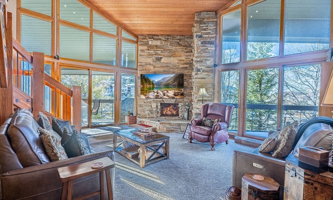 Deer Valley Condo | *Complimentary Ski Rental* Deer Valley Penthouse at Powder Run | Hot Tub | 2 Minute Walk to Skiing