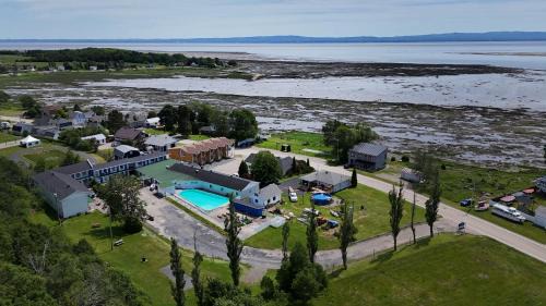 Isle aux Coudres Apartment | Condo Bord de fleuve Piscine - Les Voitures d'Eau