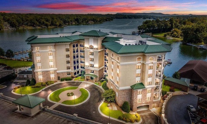 Westlake Corner Condo | Condo with pool ! Pet friendly