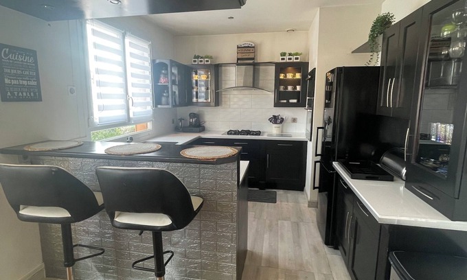 Pierrefitte-sur-Seine House | Confortable Maison de Famille 8 à 12 Personnes