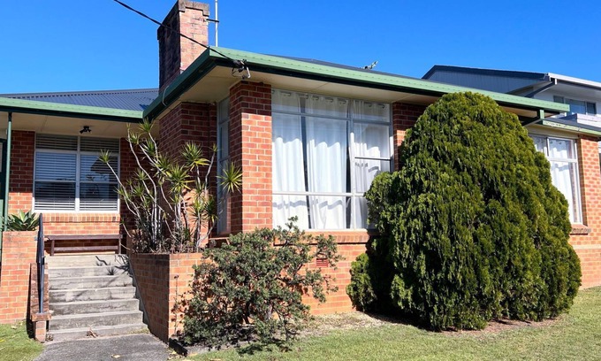 South West Rocks House | Conn's Cottage - short walk to the Country Club