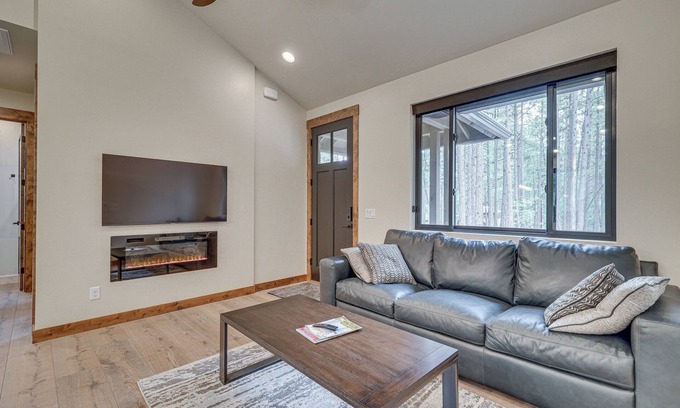 Pinetop Cottage | Contemporary & Cozy! Pinetop Country Club Casita