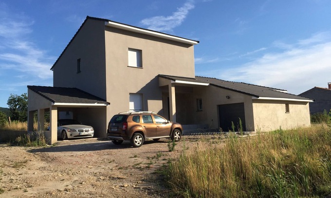 Marnhagues-et-Latour Villa | Contemporary villa surrounded by nature