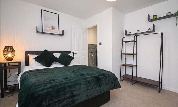 Harwich House | Contemporary 3-Bed Home: Ideal for Short or Long-Term Stays