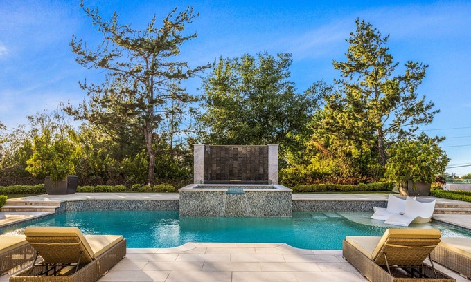 Bel Air Villa | Contemporary 5 Bed Villa | Gated | Pool | jacuzzi