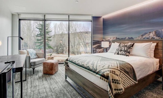 Silverthorne Hotel | Contemporary City Comfort – Boutique Stay Near Nightlife, Shopping & Art Venues