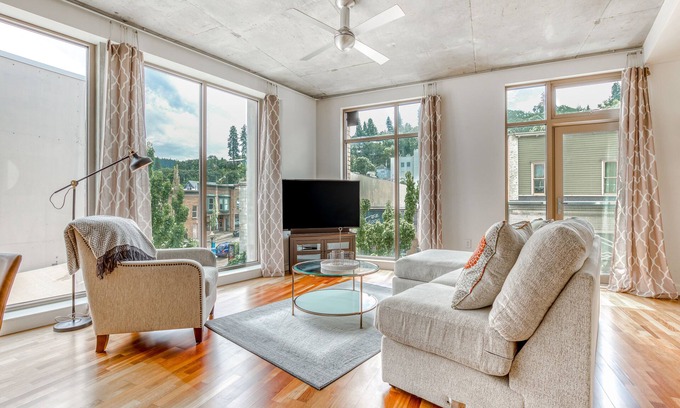 Hood River Condo | Contemporary Condo with High-Speed WiFi, Fireplace, Central AC, & City View