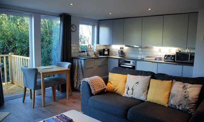 Holcombe Burnell Cottage | Contemporary cottage with a view - The Hutch Devon