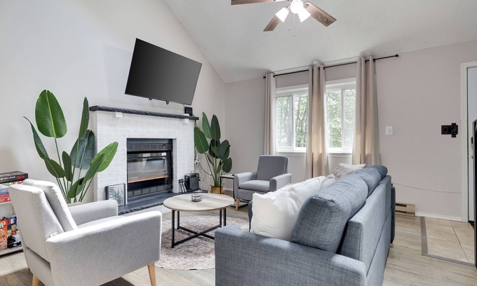 Tobyhanna Ski Chalet | Contemporary Escape ⭐️ Hot Tub ⭐️ Karaoke ⭐️ Gaming ⭐️ Fire Pit ⭐️ Lake Access