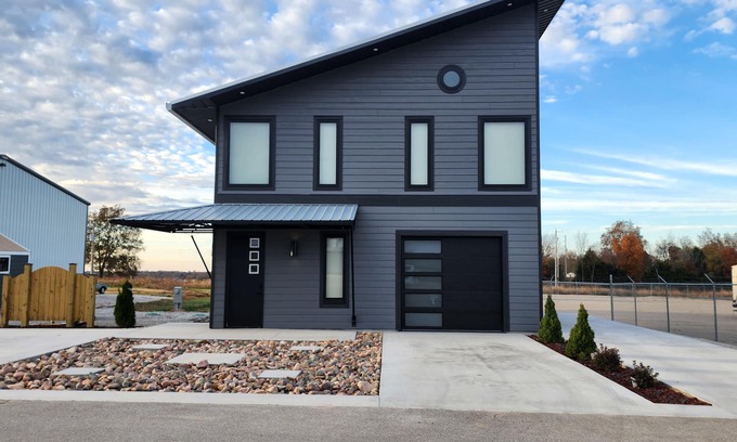 Jenkins House | Contemporary Highway Hideaway in Marionville