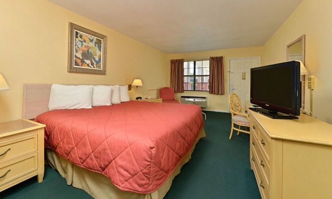 Meridian House | Contemporary King Room w/ Sophisticated Atmosphere