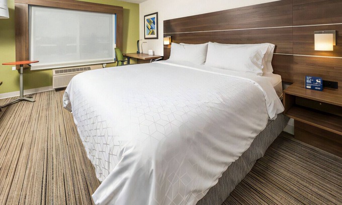 Indianapolis House | Contemporary King Room with Luxury and Comfort