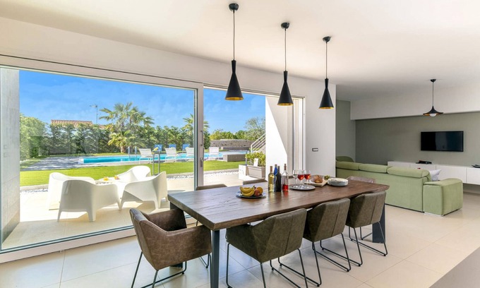 Noci House | Contemporary property with Terrace and Sunbathing Area