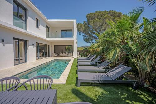 Boulouris-sur-Mer Villa | Contemporary Villa with Heated Pool Near Sea