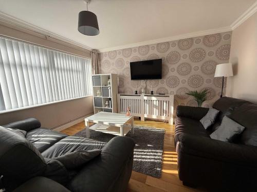 Luton House | Convenient 3 Bedroom House with Garden in Luton