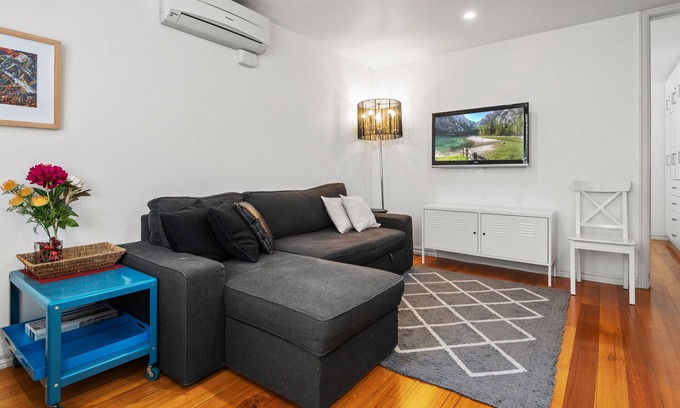 Carlton South Apartment | Convenient Apartment in heart of Carlton