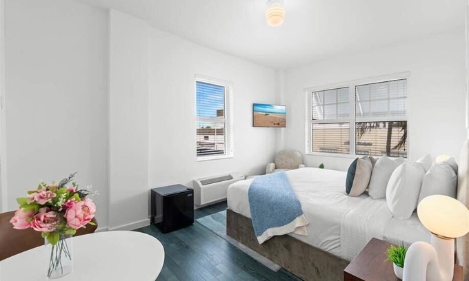 West Avenue Hotel | Convenient South Beach Stay! Outdoor Pool & nr Lummus Park, Miami Beach