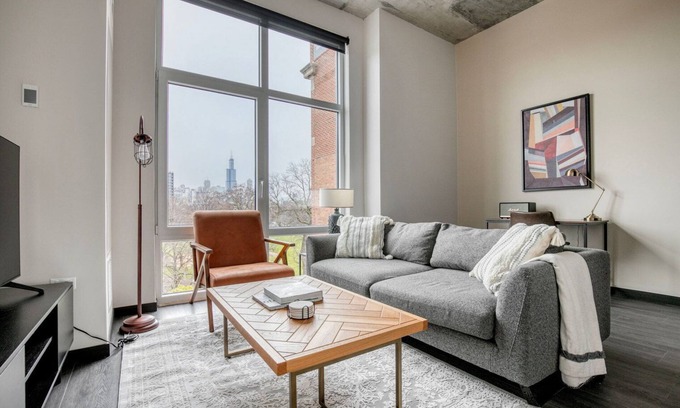 Near West Side Apartment | Convenient West Loop 1BR w/Gym & Rooftop, nr Union Park, by Blueground