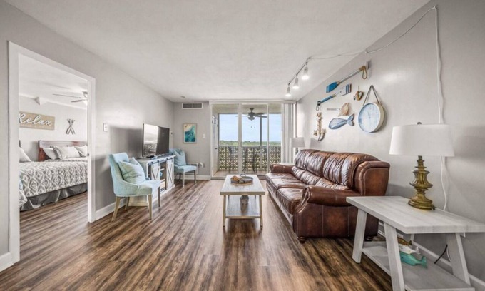 Mid America Condo | Conveniently located cozy, 1BR/1BA weekend getaway w/lakefront view!