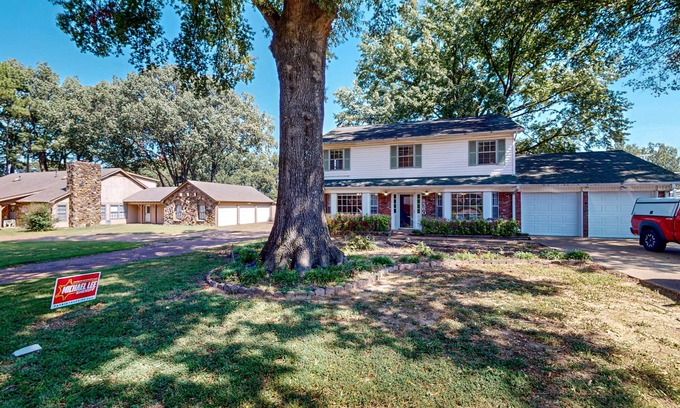 Southaven House | Conveniently located home with pool, yard, patio, grill, & washer/dryer