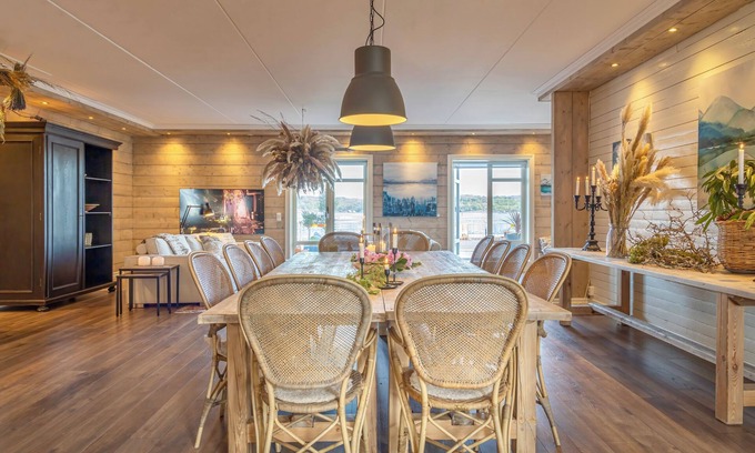 Marstrand Apartment | Cool 2-bedroom apartment in Marstrand with patio just by the quay and seaview