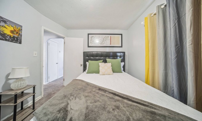 Cleveland House | Cool 2-bedroom house with AC in vibrant Cleveland