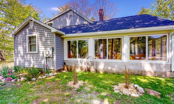 Roxbury House | Coos Canyon- Firepit, Swimming Hole & Dog-Friendly