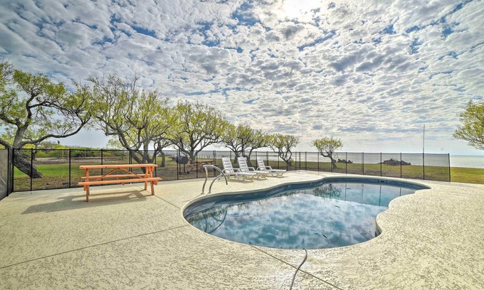 Bayside House | Copano Bay Retreat w/ Porch, Yard & Private Pier!