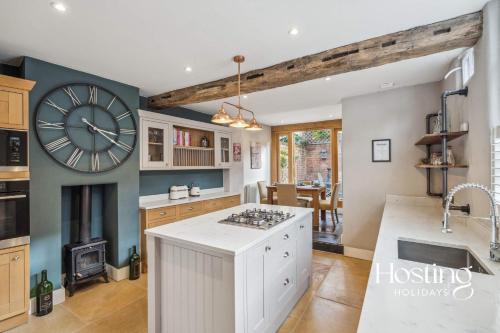 Henley House | Corner Cottage - 3 beds bathtub outdoor terrace