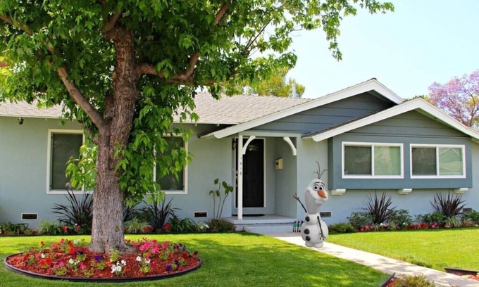 Hermosa Village House | Corner Lot Private House Near Disneyland | Private Hot Tub | Quiet Neighborhood