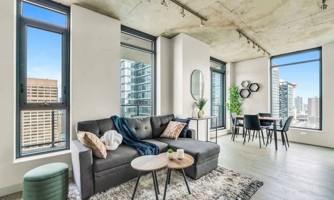 Connaught Condo | Corner Luxury High-Rise Condo | Sleeps 7