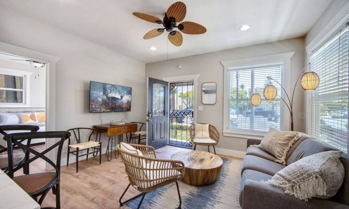 Coronado Apartment | Coronado Unit 1 - B Ave Bungalows · King-sized 1/1, 5-10 Min Walk to Coronado Beach!