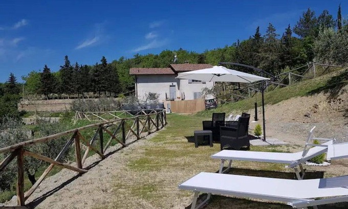 Monte Santa Maria Tiberina Apartment | Cosy apartment for 6 people with pool, WIFI, TV, terrace, pets allowed, panoramic view and parking