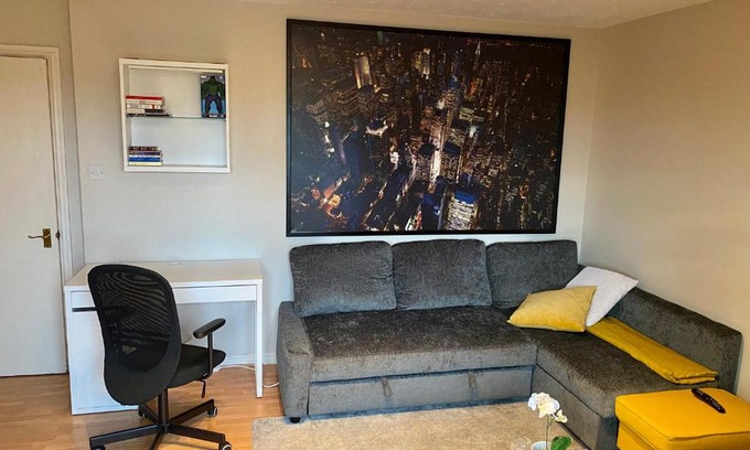 Loxford Apartment | Cosey 1-bedroom condo