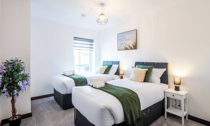 Harlow Apartment | Cosy 2-Bedroom Next to Harlow Town Station