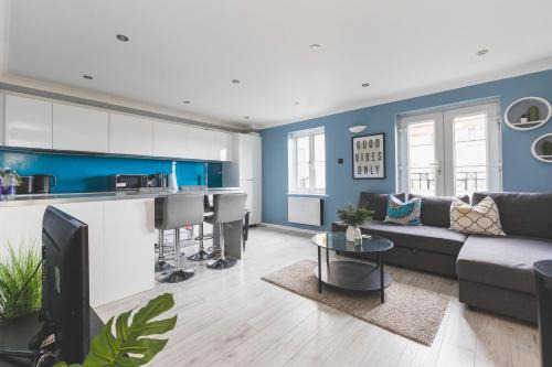 Newham Apartment | Cosy 2BR, Free Parking, 8min to City Airport