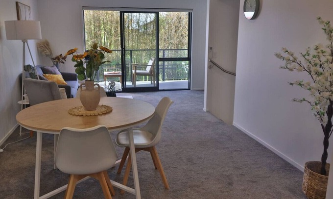 Mount Albert House | Cosy 2BR House in Carrington Rd.