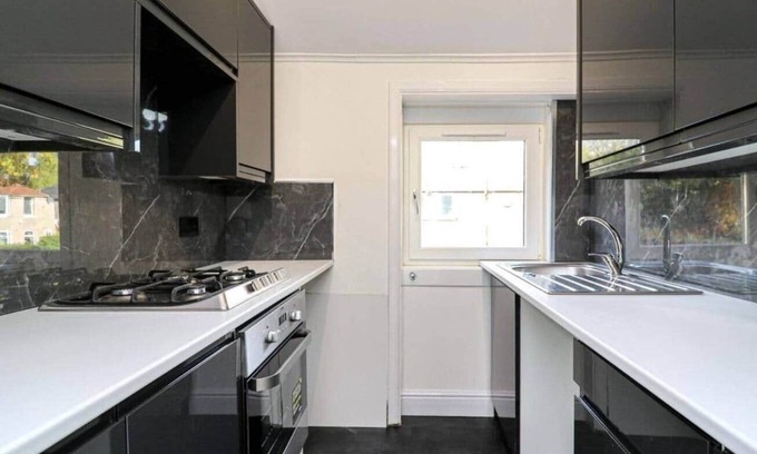 King's Park Apartment | Cosy 3 bed flat in Kings Park