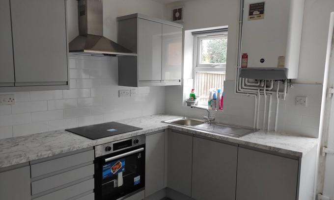 Stonnall House | Cosy 3 bed house, within easy reach of City Centre, BHX, NEC