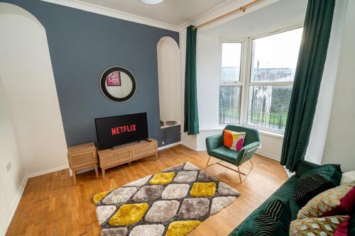 St. Thomas House | Cosy 3-Bed Swansea Home near City & Bay