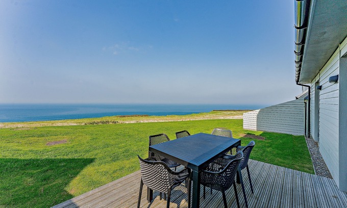 Pistyll Apartment | Cosy, 3-bedroom cottages with uninterrupted views of the sparkling Llyn Peninsula coastline.