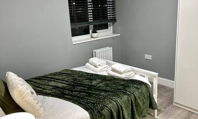 Greenford Broadway House | Cosy 5 EnSuite House Near Heathrow Airport