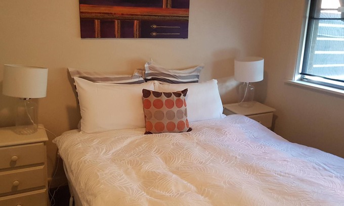 Albury Apartment | Cosy and Central Stanley St Unit - Central one bedroom apartment with a queen bed and kitchen facilities plus unlimited high speed wifi.